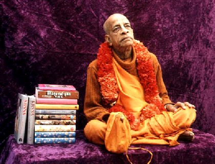 Prabhupada com os Livros transcendentais